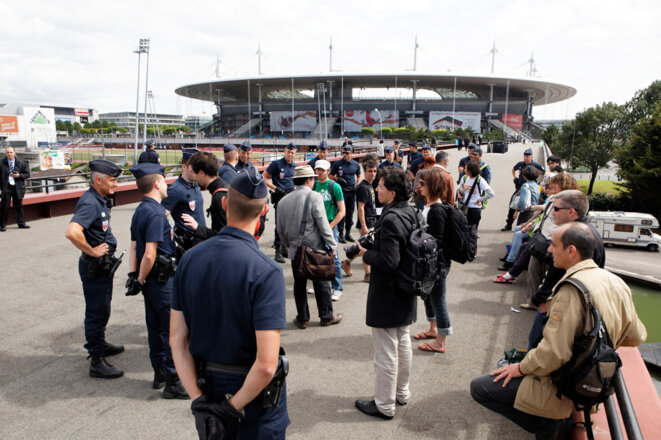 Les CRS "encagent" les militants sur une passerelle pratiquement vide. © Martin Leers Les CRS "encagent" les militants sur une passerelle pratiquement vide. © Martin Leers